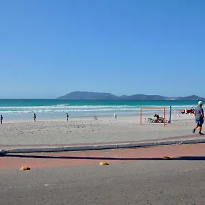 A 5 Minutos Andando Ate A Praia Do Forte ,1 Quarto, Ar Condicionado,cozinha ,garagem , Ao Lado De Restaurantes E Comercio , Cabo Frio Brasil